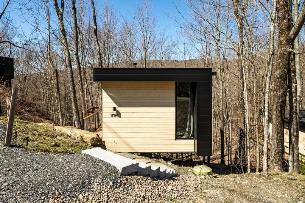Cabin Sutton 252 - En Harmonie Avec La Nature! Vila Exterior foto